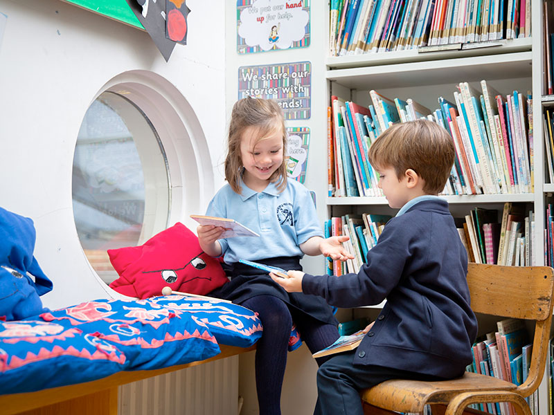 pupils discussing books
