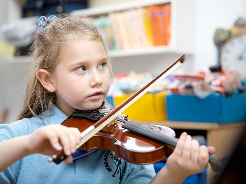 girl playing the violin girl playing the violin